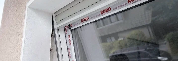 Fenster mit heruntergelassenem Rollo
